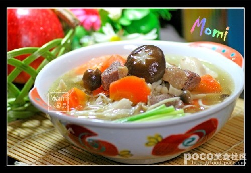 健康营养鲜美无比:寒冷天气里的生菌牛肉汤