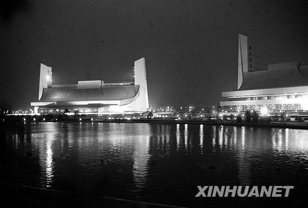 这是亚运村人工湖畔的综合体育馆和游泳馆夜景。