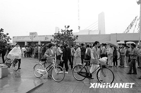 　這是觀眾冒雨在奧林匹克體育中心售票廳前購票