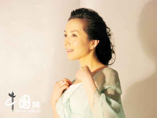 汤灿广州引狂热追捧 民歌天后成广告宠儿
