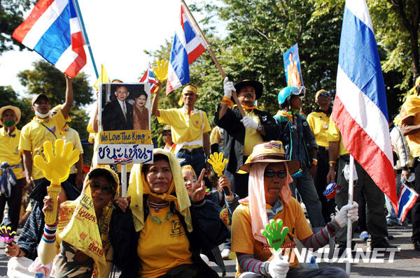 11月24日，在泰國首都曼谷，反政府的人民民主聯盟（民盟）成員在國會大廈門前示威。當日，由於民盟的數萬名支援者突破多道警方防線，包圍了國會大院，並封鎖了國會大院的所有大門，致使準備參加聯席會議的國會議員無法進入，計劃于當天舉行的國會上下兩院聯席會議被迫取消。