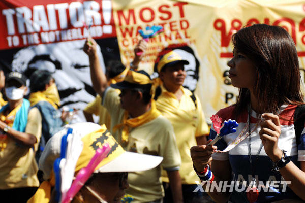  11月24日，在泰國首都曼谷，反政府的人民民主聯盟（民盟）成員在國會大廈門前示威。當日，由於民盟的數萬名支援者突破多道警方防線，包圍了國會大院，並封鎖了國會大院的所有大門，致使準備參加聯席會議的國會議員無法進入，計劃于當天舉行的國會上下兩院聯席會議被迫取消。