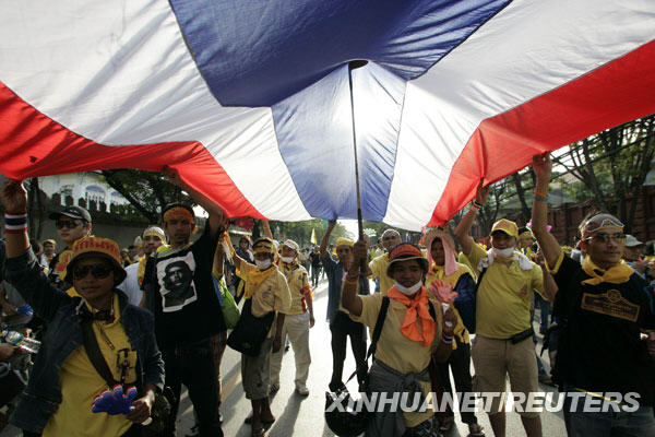 11月24日，在泰國首都曼谷，反政府示威者聚集在泰國國會大院外抗議示威。由於泰國反政府的人民民主聯盟（民盟）的支援者包圍泰國國會大院，泰國國會主席猜·奇觸當天宣佈取消計劃于當天舉行的國會上下兩院聯席會議。