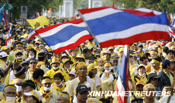 11月24日，在泰國首都曼谷，反政府示威者聚集在泰國國會大院外抗議示威。由於泰國反政府的人民民主聯盟（民盟）的支援者包圍泰國國會大院，泰國國會主席猜·奇觸當天宣佈取消計劃于當天舉行的國會上下兩院聯席會議。
