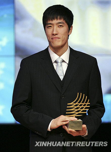 11月23日，中国选手刘翔在颁奖仪式上手捧2006年度最佳表现奖奖杯。