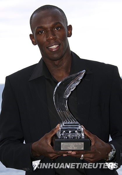  11月23日，牙买加短跑选手博尔特展示2008年度最佳男运动员奖奖杯。