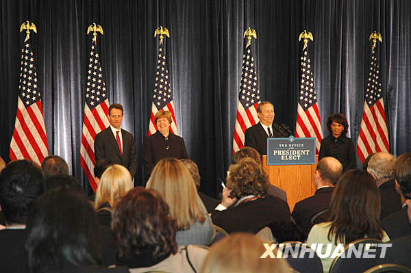 11月24日，美国当选总统奥巴马提名的新政府经济团队主要成员参加在芝加哥举行的新闻发布会。