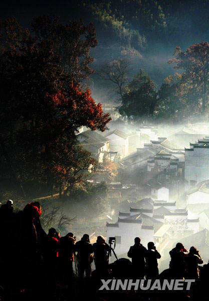  11月25日早晨，众多摄影爱好者在烟雾弥漫的婺源石城拍摄采风。