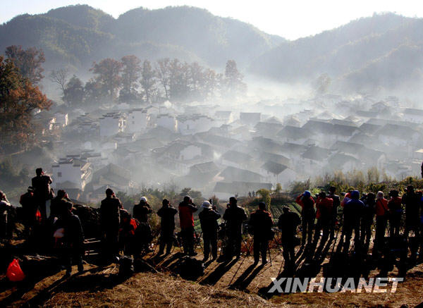  11月25日早晨，眾多攝影愛好者在煙霧彌漫的婺源石城拍攝采風(fēng)。