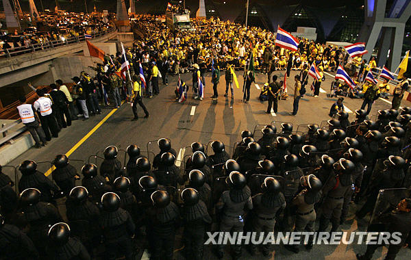  11月25日，泰国警察与反政府的人民民主联盟（民盟）示威者在曼谷素万那普国际机场的主路上对峙。