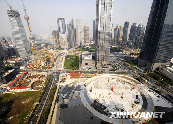  位于上海环球金融中心和金茂大厦旁的上海中心工地（圆形地基）准备就绪，即将正式开工（