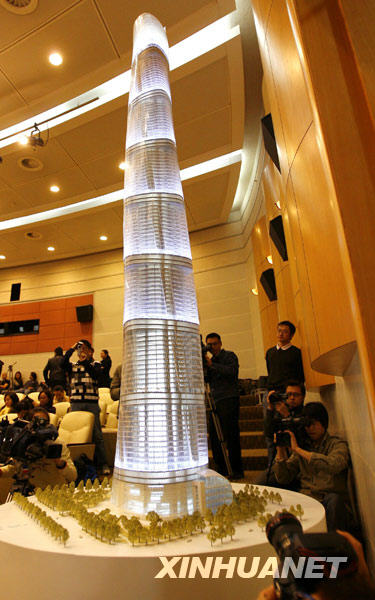  11月27日，几位参观者在拍摄上海中心大厦模型