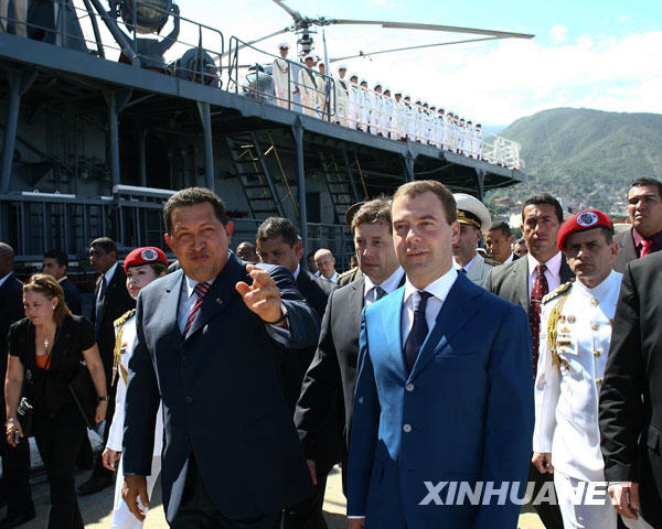  11月27日，委内瑞拉总统查韦斯（前左）和来访的俄罗斯总统梅德韦杰夫（前右）参观停泊在委内瑞拉北部港口拉瓜伊拉的俄罗斯“恰巴年科海军上将”号大型反潜舰。
