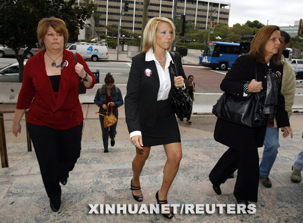  11月26日，受害者梅甘·迈尔的母亲蒂娜·迈尔（中）到达美国洛杉矶联邦地区法院。