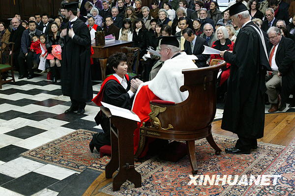 鄧亞萍喜獲英國劍橋大學博士學位 圓十年夢想[組圖]