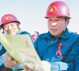 11月30日中午，一场别致的预防艾滋病宣传活动在石家庄某建筑工地展开。