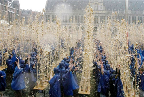 最壯觀的噴泉——4月24日，在比利時城市魯文，1500名學生創造了世界上最壯觀的“沸騰可樂”奇觀——1500瓶可樂同時噴發。