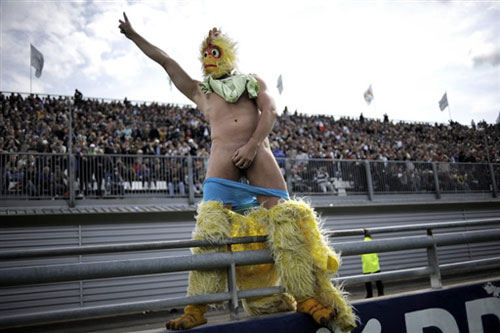 最勇敢的裸奔者——9月13日。法國一名男子打扮成一隻雞站在超級摩托車大獎賽的賽道上。