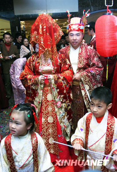 11月30日，一对新人身着汉服参加婚礼。
