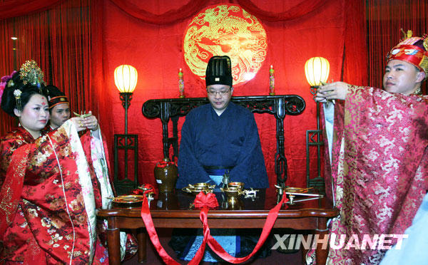 11月30日，一对新人在传统的汉服唐制婚礼上向宾朋敬酒。