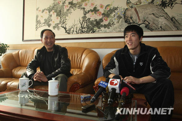 12月3日，劉翔（右）與教練孫海平在上海莘莊基地接受媒體採訪。