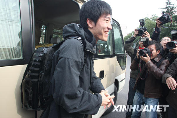  12月3日，劉翔（左）向送行的記者們告別。