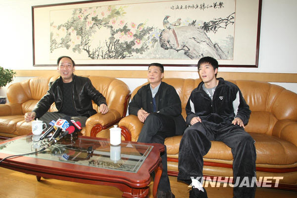  12月3日，劉翔（右）、教練孫海平（左）與中國田徑隊總教練馮樹勇在上海莘莊基地接受媒體採訪。
