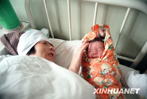 这是郑萌珠的母亲郑桂珍抚摸着女儿（资料照片）。