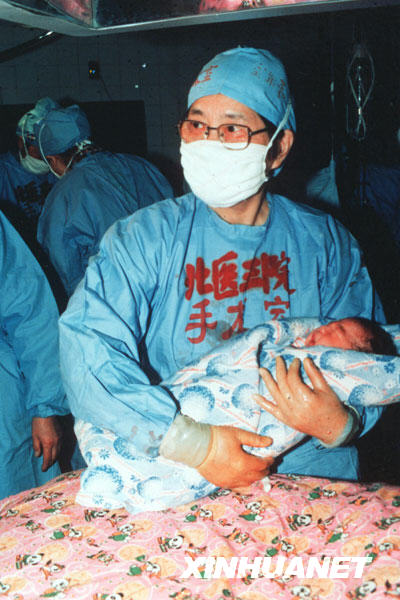  这是张丽珠教授怀抱初生的试管婴儿郑萌珠（资料照片）。