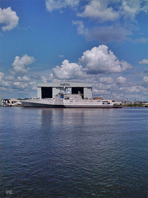 2008年4月29日，美国海军第二艘滨海战斗舰(LCS-2)“独立”号下水，与之前建成的LCS-1“自由”号不同，“独立”号采用了三体结构，棱角分明的舰体拥有优异的隐身性能，看起来和科幻电影里的“星际战舰”非常相像，按原定计划，该舰的海试日期应该已经快要到来。