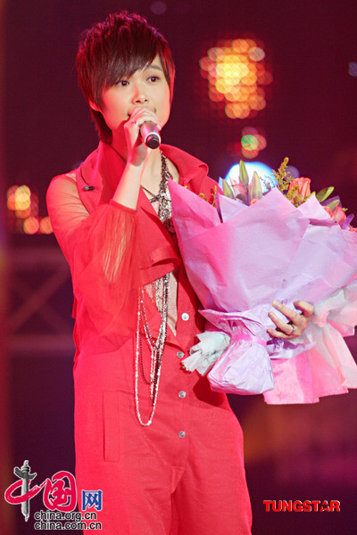  12月7日，李宇春在上海舉行的“2008MTV超級盛典之星光之夜”演唱會上勁歌熱舞。