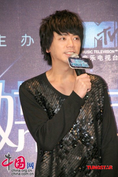 12月7日，信在上海舉行的“2008MTV超級盛典之星光之夜”演唱會上。