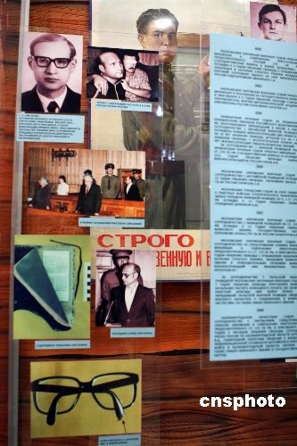 俄罗斯“反军事间谍行动九十周年”展近日正在莫斯科举行，首度向社会公开许多鲜为人知的反间谍实物和档案资料。图为被西方招募的苏联间谍使用的藏有毒药的眼镜和传递的秘密文件图片。