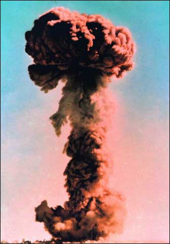 中国第一颗原子弹爆炸内幕:严防美国轰炸