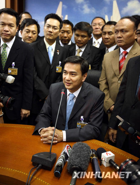  12月15日，在泰國首都曼谷的國會大廈內，泰國民主黨主席阿披實（中）當選總理後舉行媒體見面會。阿披實當日在國會下議院總理選舉特別會議上以235票獲得多數議員支援，當選泰國第27位總理。