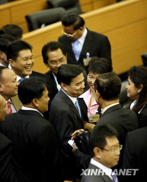 12月15日，在泰國首都曼谷的國會大廈內，泰國民主黨主席阿披實（中）當選總理後接受其他議員的祝賀。阿披實當日在國會下議院總理選舉特別會議上以235票獲得多數議員支援，當選泰國第27位總理。