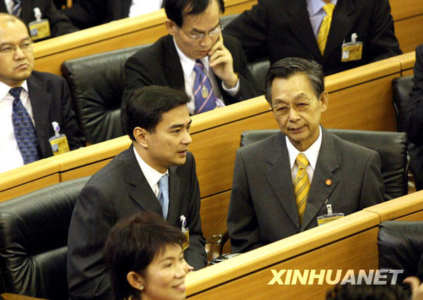 12月15日，在泰國首都曼谷的國會大廈內，泰國民主黨主席阿披實（左）當選總理後與泰國前總理川·立派（右）交談。阿披實當日在國會下議院總理選舉特別會議上以235票獲得多數議員支援，當選泰國第27位總理。