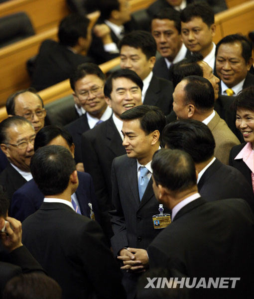 12月15日，在泰國首都曼谷的國會大廈內，泰國民主黨主席阿披實（中）當選總理後接受其他議員的祝賀。阿披實當日在國會下議院總理選舉特別會議上以235票獲得多數議員支援，當選泰國第27位總理。