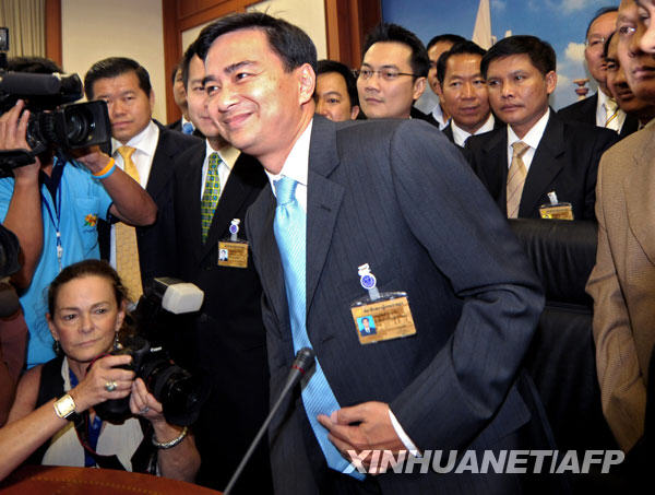 12月15日，泰國民主黨主席阿披實（前）在曼谷舉行新聞發佈會。阿披實當天在泰國國會下議院總理選舉特別會議上以235票獲得下議院多數議員支援，當選泰國第27位總理。
