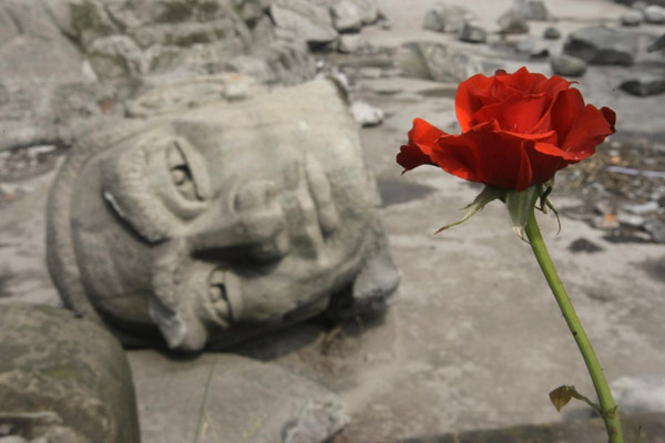 2008年6月12日，中国四川省绵竹县汉旺镇发生地震，一座被毁雕像的头躺在公园地上。