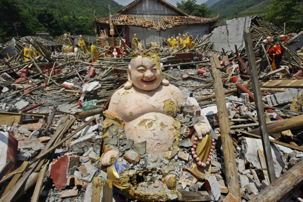 2008年6月3日，中国四川省什邡市洛水镇霞源庙被地震损毁，这是废墟中一尊被损坏的佛像。