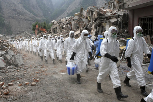 2008年5月26日，四川省汶川市映秀镇作为5.12大地震的震中，遭到严重破坏，救援人员正在喷洒消毒剂。