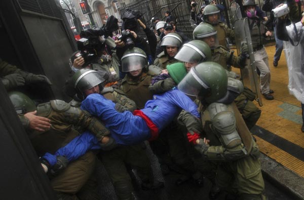 2008年5月21日，智利瓦尔帕莱索的一次集会上，防暴警察拘留了一名示威者