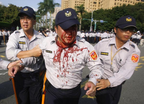 2008年11月6日，民进党支持者抗议海峡两岸关系协会会长陈云林的示威中，一名警察被石头击中接受救护；