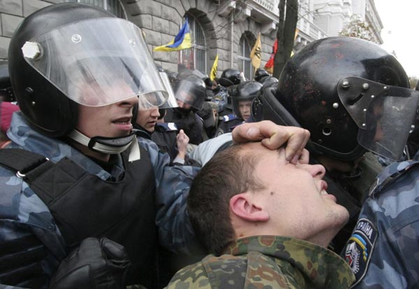 2008年10月18日，基辅，纪念“乌克兰起义军”的游行中，警察拘留了一名右翼抗议者。