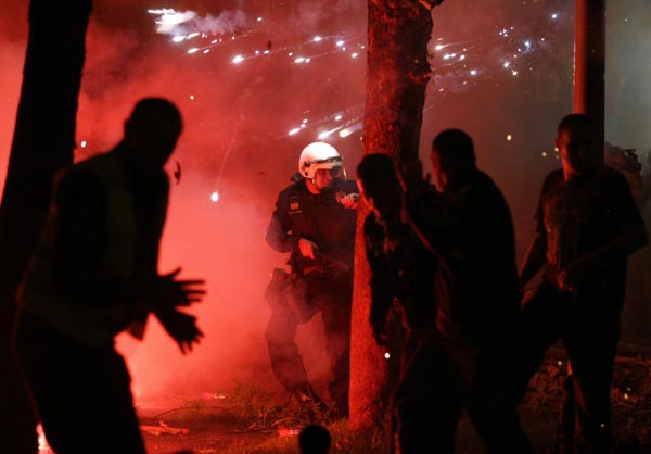 2008年10月13日，黑山波德格里察市中心，防暴警察和示威者发生冲突。