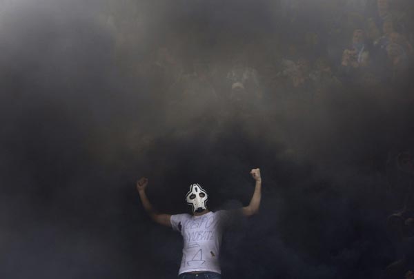 2008年9月21日，在俄超联赛圣彼得堡主场对阵莫斯科中央陆军队的比赛中，一位狂热的圣彼得堡球迷在点燃喇叭裤后的烟雾中呼喊“欢迎来到地狱”。