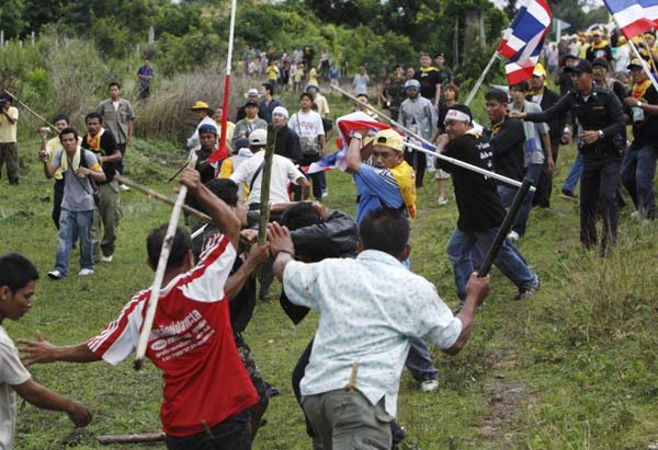 2008年7月17日，携带棍棒的泰国乡村居民和民族主义者试图突破警方在高速公路上设置的封锁线。