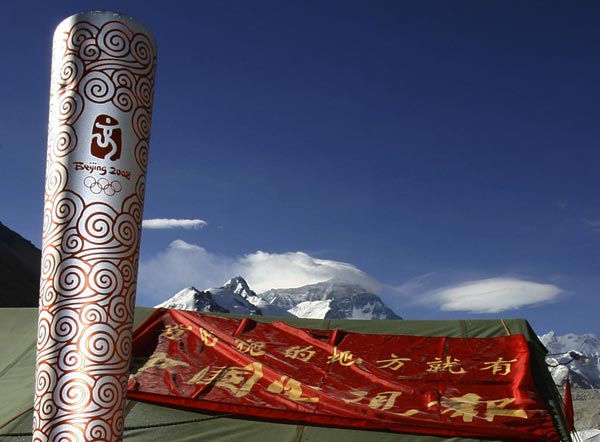 5月8日，在北京奥运火炬成功登顶珠峰后，一名珠峰大本营的工作人员手持仿制的奥运祥云火炬。