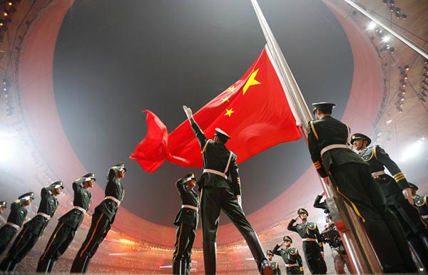 8月8日，北京奥运会开幕式现场，中华人民共和国国旗冉冉升起。